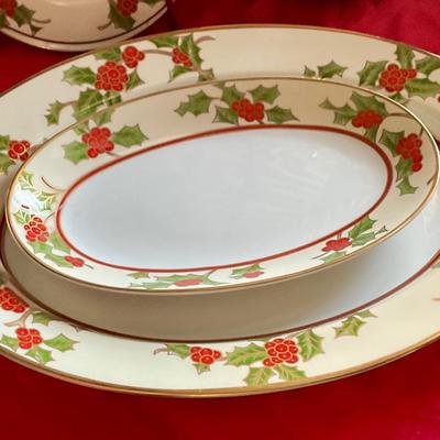 Christmas Holly, by Fitz and Floyd service for 8, with 2 serving platters
