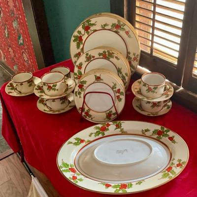Christmas Holly, by Fitz and Floyd service for 8, with 2 serving platters