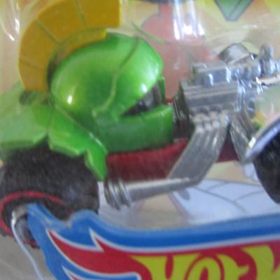Collectable Hot Wheels Looney Tunes Marvin the Martian Car