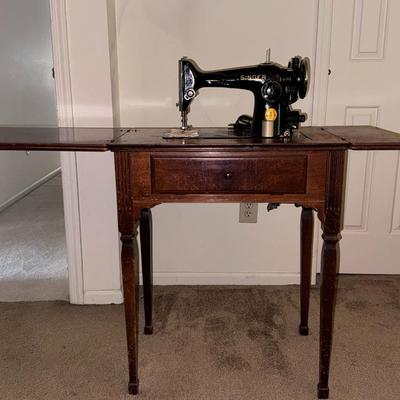Vintage Singer Sewing Machine w/ Table