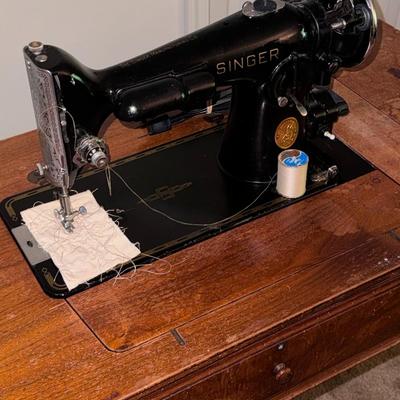 Vintage Singer Sewing Machine w/ Table