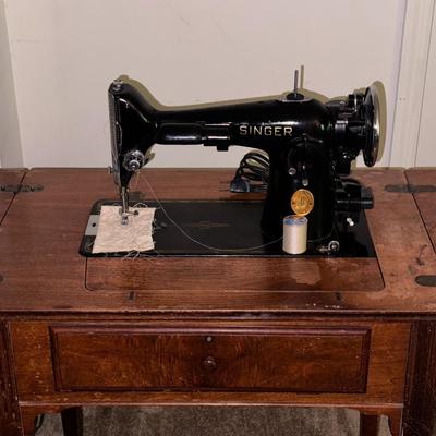 Vintage Singer Sewing Machine w/ Table