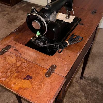 Vintage Singer Sewing Machine w/ Table