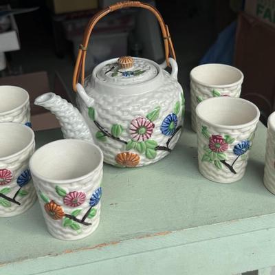 Tea Pot w/ 6 Cups- Basketweave Floral Motif with Bamboo Handle