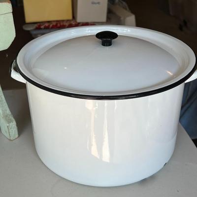 Vintage Porcelain Enamelware Stockpots- Set of 2