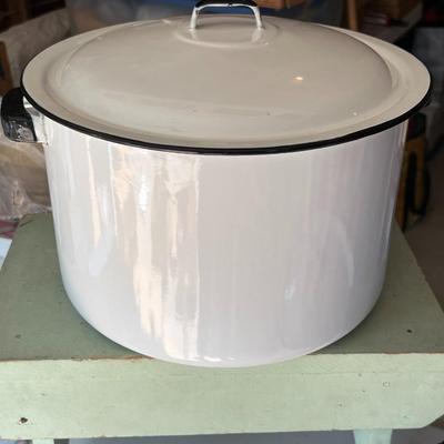Vintage Porcelain Enamelware Stockpots- Set of 2