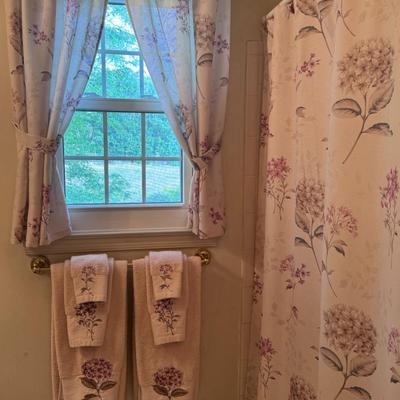 Bathroom Décor Set and Accessories