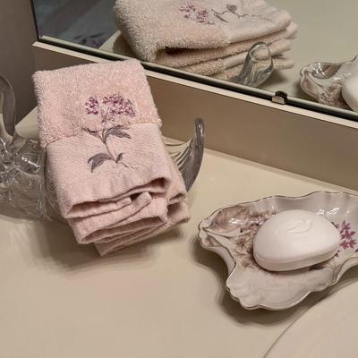 Bathroom Décor Set and Accessories