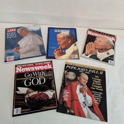 Pope John Paul II & Pope Francis Magazines Choice 8