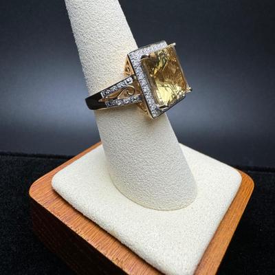 14K Beautiful Detailed Estate Ring