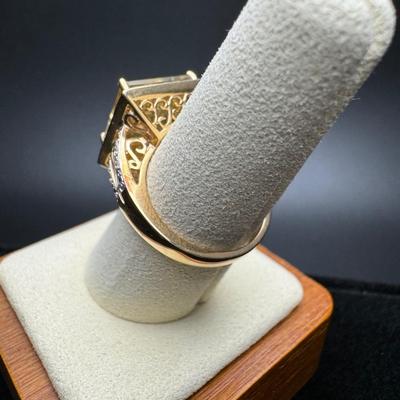 14K Beautiful Detailed Estate Ring