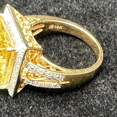 14K Beautiful Detailed Estate Ring