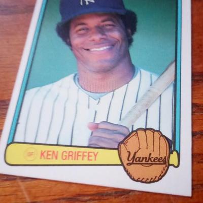 LOT 2 OLD YANKEES BASEBALL CARDS