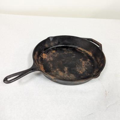 Lodge 10SK USA 12 inch Cast Iron Skillet Assist Handle Double Pour Spout