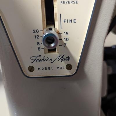 Singer Fashion Mate Model 237 Sewing Machine