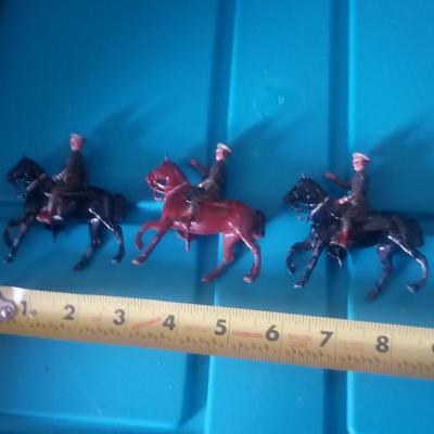 LOT 15 FIVE OLD METAL SOLDIERS