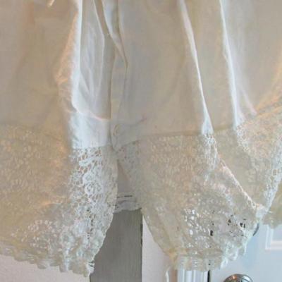 Vintage Ladies Short Cape With Lace Trim