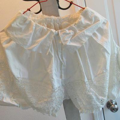 Vintage Ladies Short Cape With Lace Trim