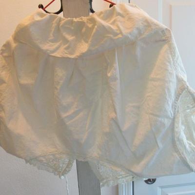 Vintage Ladies Short Cape With Lace Trim