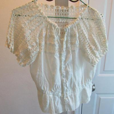 Vintage Ladies Crocheted White Top
