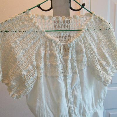 Vintage Ladies Crocheted White Top