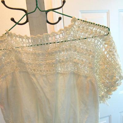 Vintage Ladies Crocheted White Top