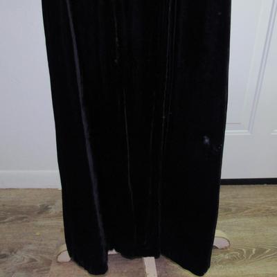Vintage 1940-50s Ladies Black Velvet Long Coat, J L Hudson Co, Read Description