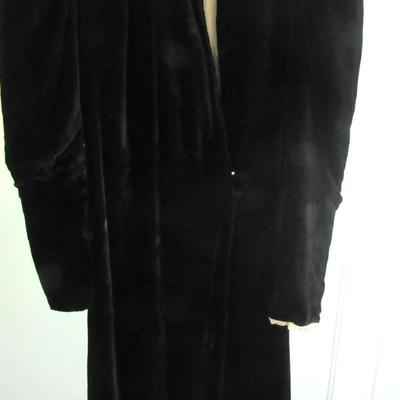 Vintage 1940-50s Ladies Black Velvet Long Coat, J L Hudson Co, Read Description