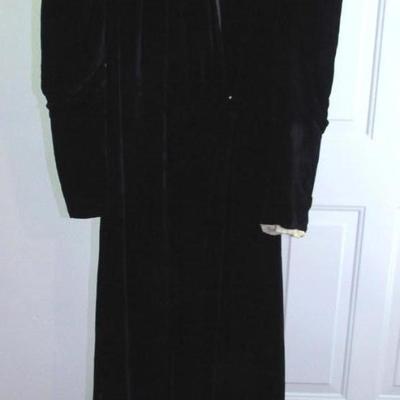 Vintage 1940-50s Ladies Black Velvet Long Coat, J L Hudson Co, Read Description