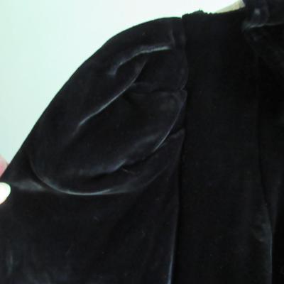 Vintage 1940-50s Ladies Black Velvet Long Coat, J L Hudson Co, Read Description