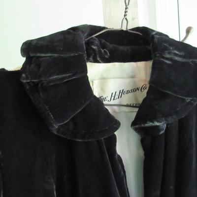 Vintage 1940-50s Ladies Black Velvet Long Coat, J L Hudson Co, Read Description