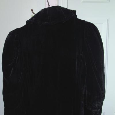 Vintage 1940-50s Ladies Black Velvet Long Coat, J L Hudson Co, Read Description