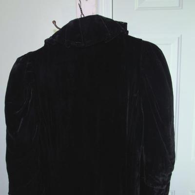 Vintage 1940-50s Ladies Black Velvet Long Coat, J L Hudson Co, Read Description