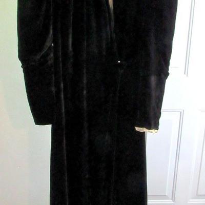 Vintage 1940-50s Ladies Black Velvet Long Coat, J L Hudson Co, Read Description