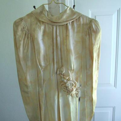 Beautiful 1930s Wedding Dress, Simple Elegance, Ivory Colored Slightly Two Toned Jacquard Satin