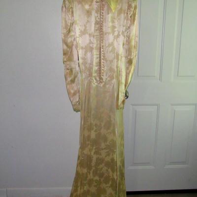 Beautiful 1930s Wedding Dress, Simple Elegance, Ivory Colored Slightly Two Toned Jacquard Satin