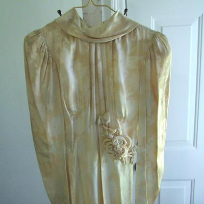 Beautiful 1930s Wedding Dress, Simple Elegance, Ivory Colored Slightly Two Toned Jacquard Satin