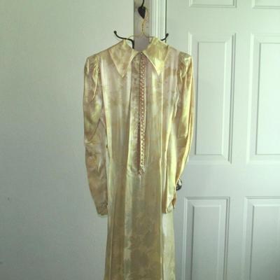 Beautiful 1930s Wedding Dress, Simple Elegance, Ivory Colored Slightly Two Toned Jacquard Satin