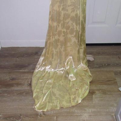 Beautiful 1930s Wedding Dress, Simple Elegance, Ivory Colored Slightly Two Toned Jacquard Satin