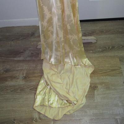 Beautiful 1930s Wedding Dress, Simple Elegance, Ivory Colored Slightly Two Toned Jacquard Satin