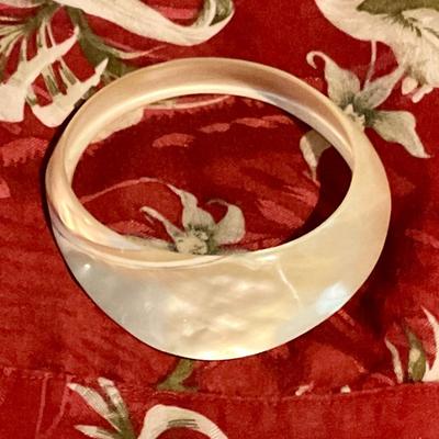 Mother of pearl bangle large diameter for easy on and off