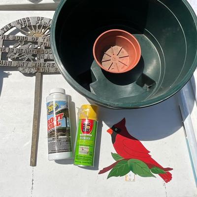 Lot# 251 Lot of Gardening Items