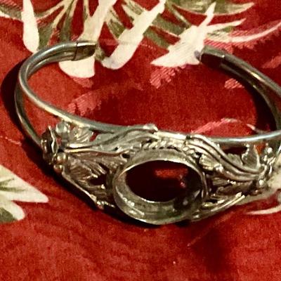 Ornate Sterling silver bracelet missing center stone