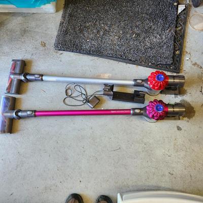 2 Dyson Cordless Vacuums w 1 Charger Both tested working