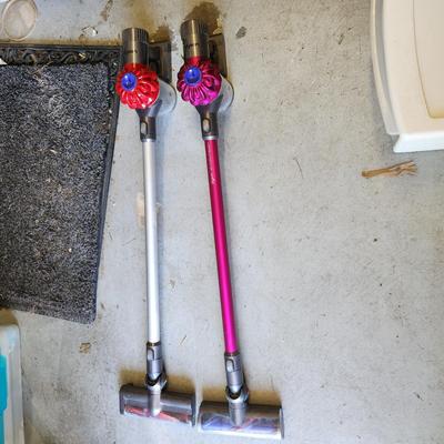 2 Dyson Cordless Vacuums w 1 Charger Both tested working