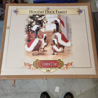 Grandeur Noel 2002 Holiday Duck Family