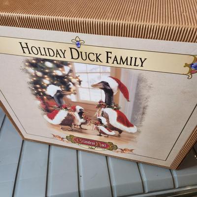 Grandeur Noel 2002 Holiday Duck Family