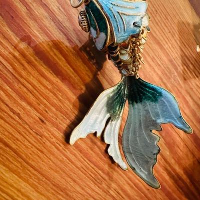 BEAUTIFUL VINTAGE CHINESE CLOISONNE KOI FISH PENDANT