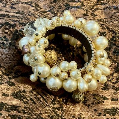 Bracelet on armband faux pearls dangling from band