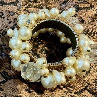 Bracelet on armband faux pearls dangling from band